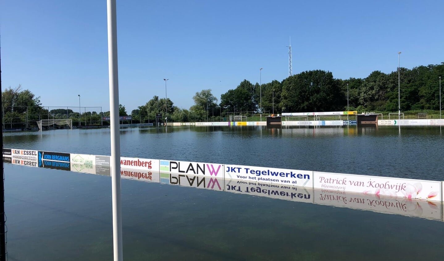 • Het sportpark van Alem is door de wassende Maas onder water gelopen.