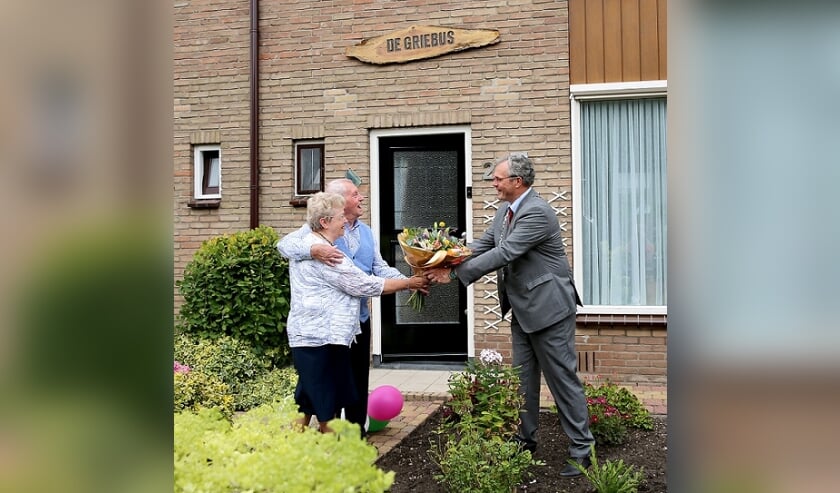 <p>De heer en mevrouw Van Wamel-Vermeulen en burgemeester Jan Kottelenberg.</p>
