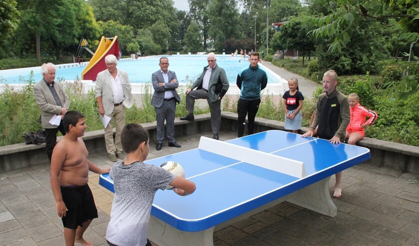 <p>• De overdracht van de tafeltennistafel, met op de achtergrond de betrokkenen, met in het midden wethouder Johan Quik.</p>
