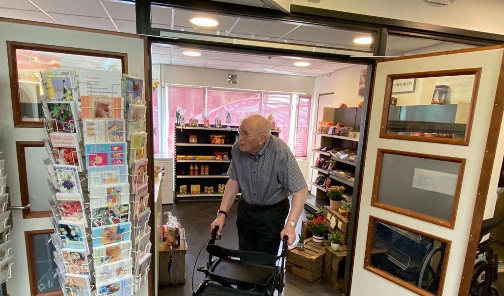 • Meneer Zwiers kwam als een van de eerste bewoners van zorgcentrum De Waard een kijkje nemen in de nieuwe minimarkt.