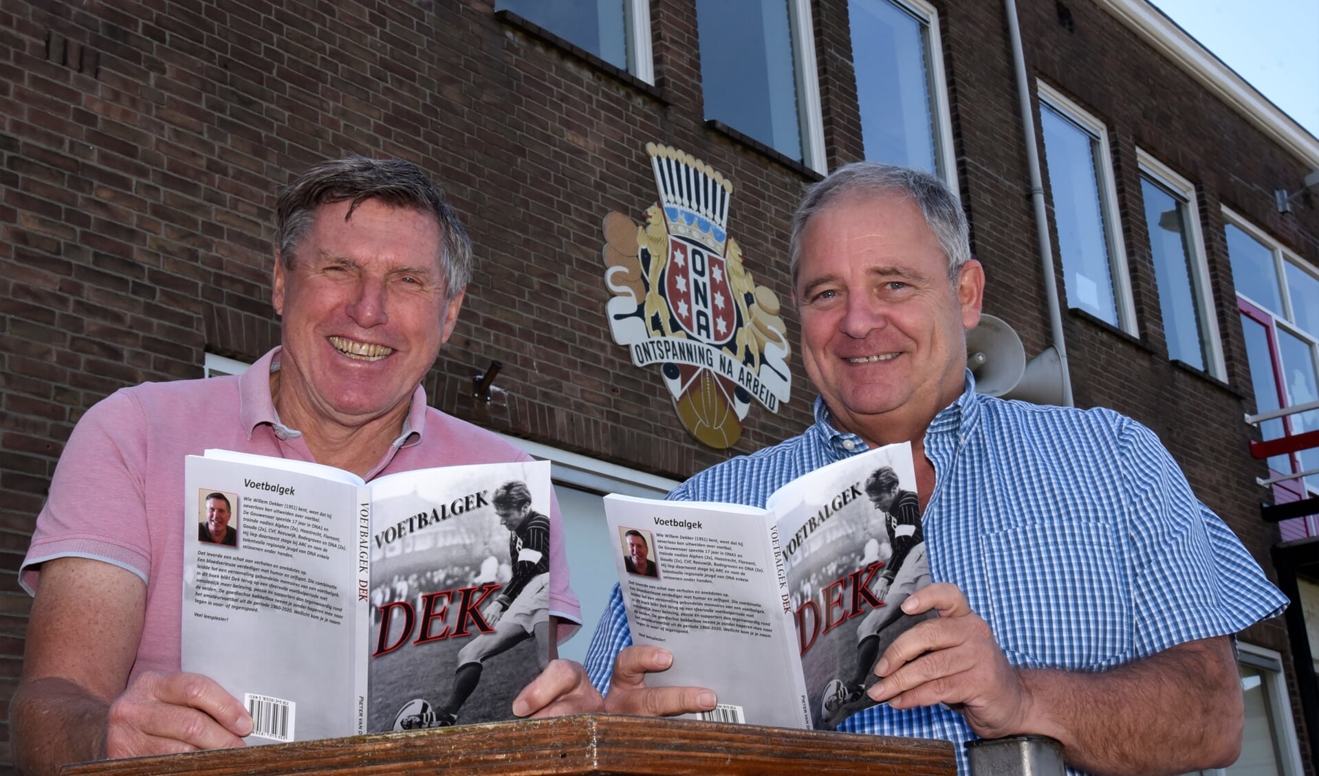 Willem Dekker (l) en schrijver Pieter van der Laan debuteren in de schrijverswereld met het boek Voetbalgek Dek.