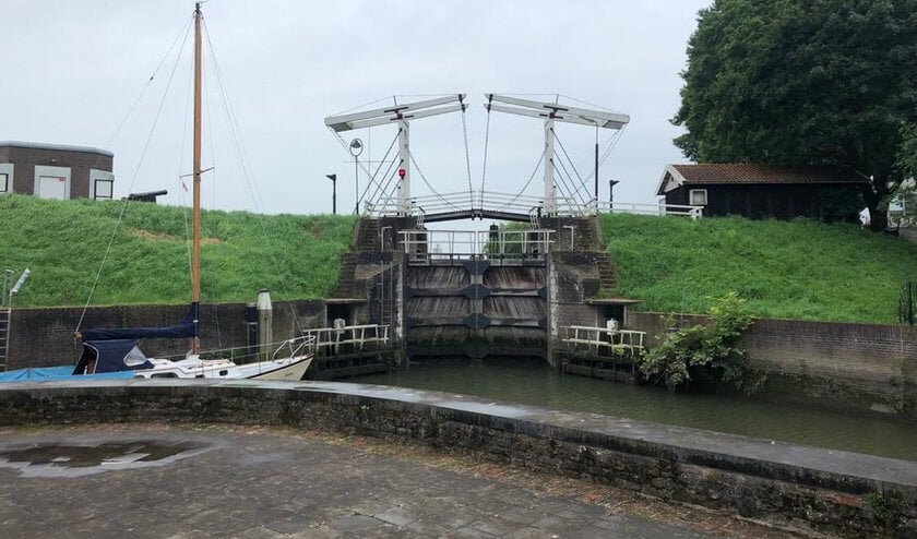 • De sluis bij Schoonhoven is dicht.
