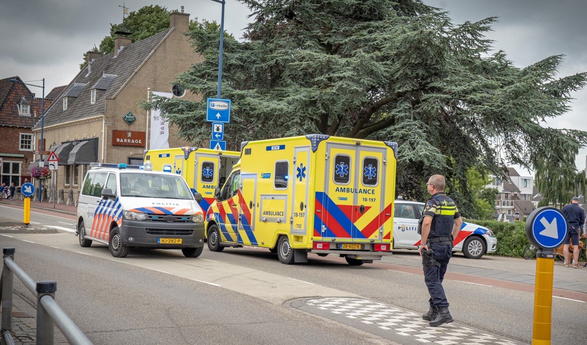 • Een voorbijganger reanimeerde de man, een ambulance bracht hem naar het ziekenhuis.