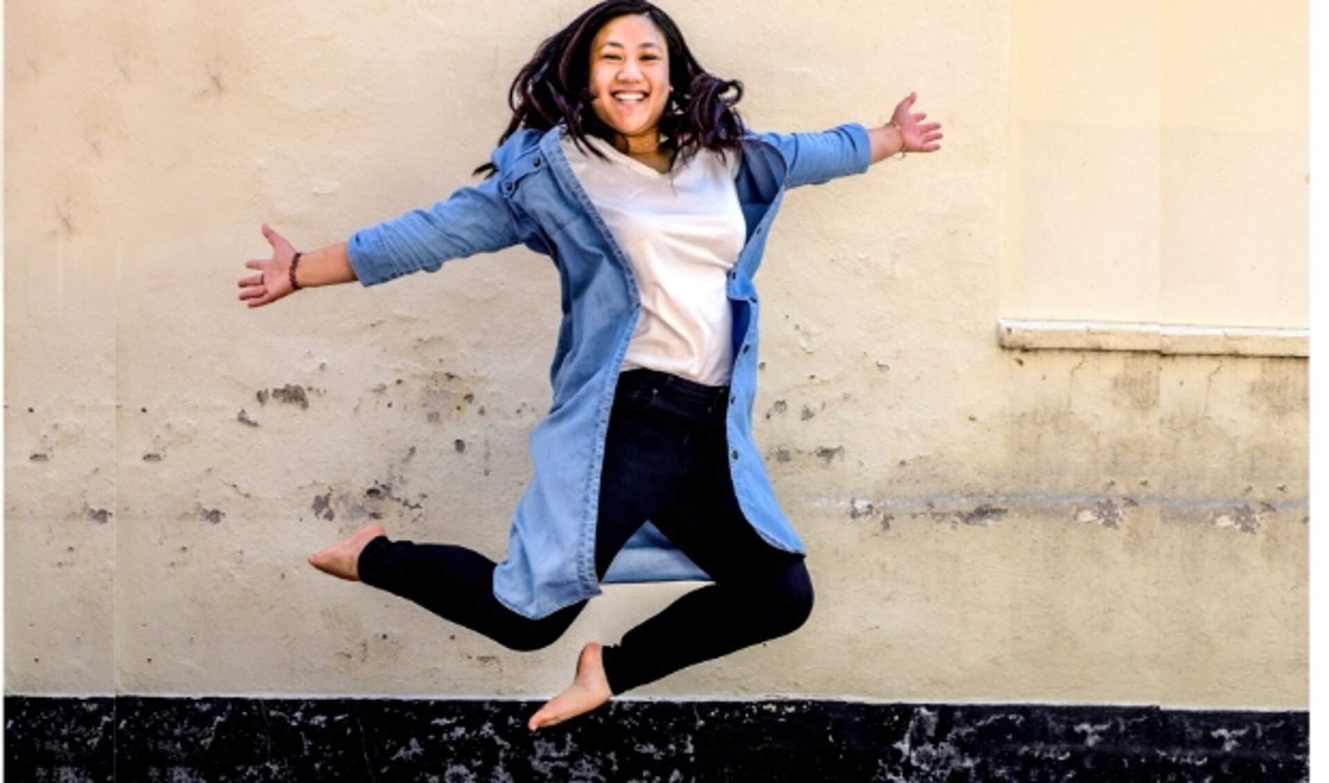 Liu Jun van Dasselaar springt een gat in de muur, euh, in de lucht na kovende reacties op haar boek, Foto: Patrick Meijboom