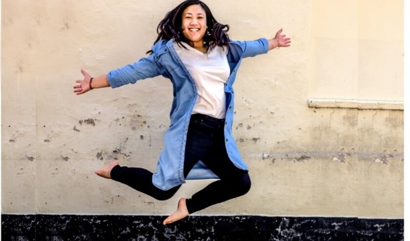 <p>Liu Jun van Dasselaar springt een gat in de muur, euh, in de lucht na kovende reacties op haar boek, Foto: Patrick Meijboom</p>  