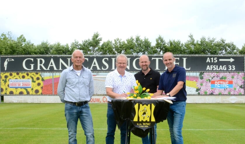<p>• V.l.n.r. WNC-voorzitter Arthur van Dooijeweert, Jan Willem de Jongh, René de Jongh en Kees de Jongh.</p>