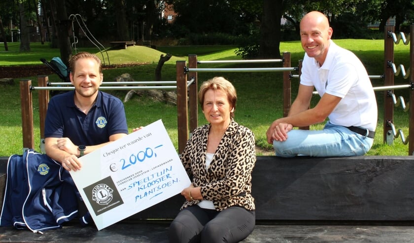 <p>Bas van der Horst (links) en Arthur Wolters overhandigden een welkome cheque aan Carla Post.</p>