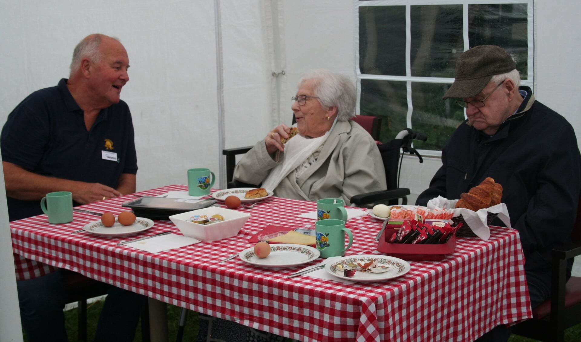 • Cor Broerse (links) en mevrouw De Leeuw tijdens het ontbijt. 
