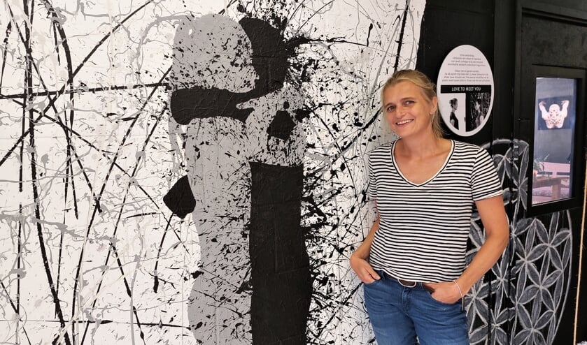 <p>Marieke Gaymans in haar Kunstgarage vol uitdagende objecten en activiteiten. </p>