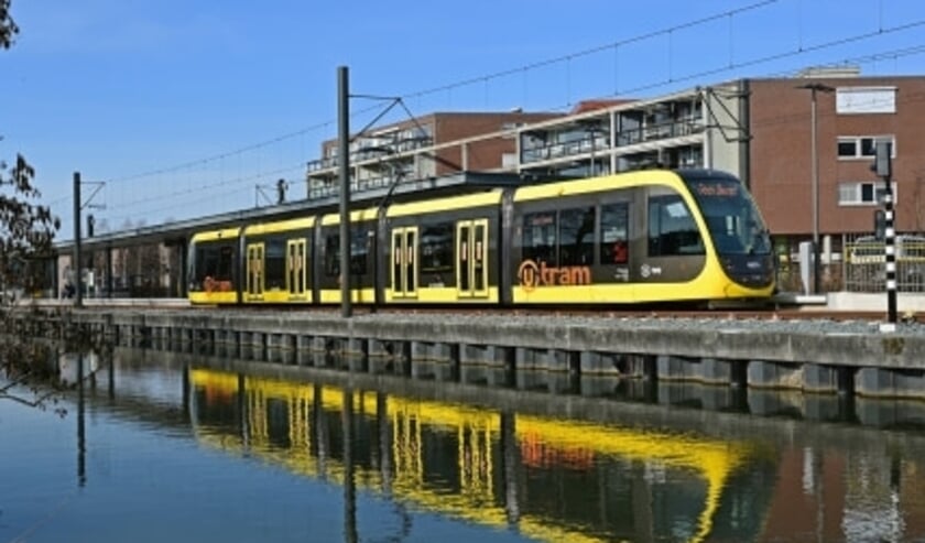 <p>Dde nieuwe tram bij de eindhalte IJsselstein-Zuid.</p>