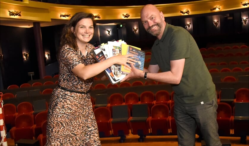 <p>Goudse Schouwburg programmeur Nicky van Rossum draagt haar taak over aan Alex Mooren.</p>