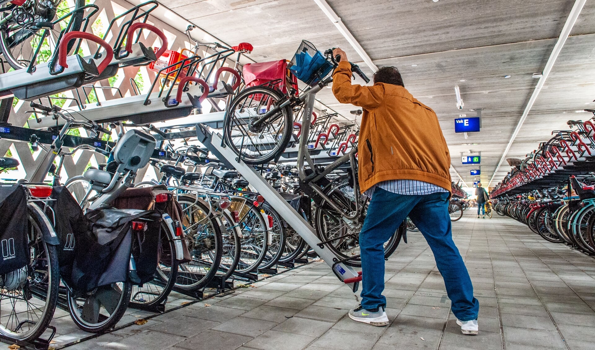 • Voor ouderen is het  bikkelen om de fiets geparkeeerd te krijgen bovenin de nieuwe fietsenstalling bij het station.