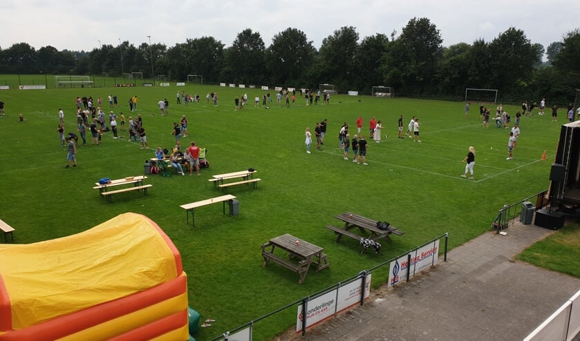 <p>Pas op het veld ontdekten de teams tegen wie ze moesten spelen. </p>