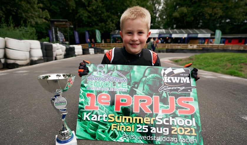 <p>Trotse winnaar Daan van Dam met zijn prijs.</p>