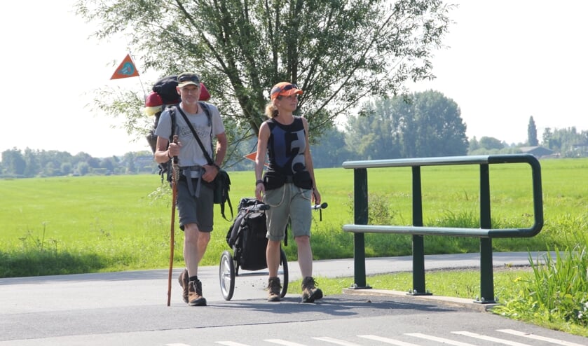 <p>• Angela en Joop lopen richting de Donk.</p>