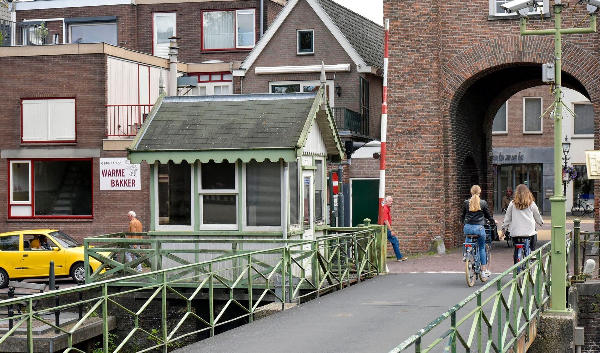 Zowel de draaibrug als het brugwachtershuisje in Montfoort staan er, door jaren van achterstallig onderhoud, vervallen bij. 