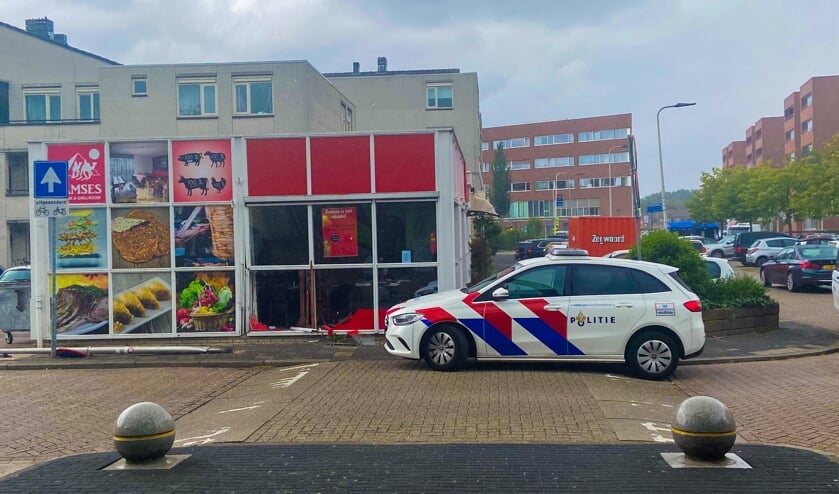 Auto ramt shoarmazaak op het Slotplein.