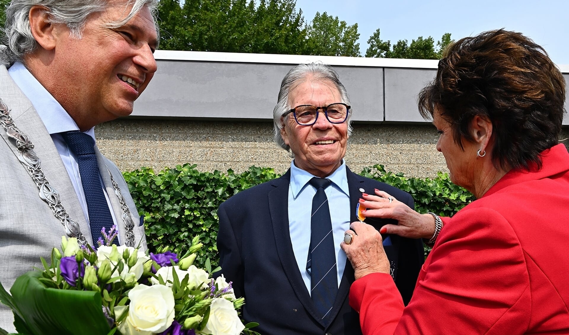 'Ome Piet' Huurman krijgt zijn koninklijke onderscheiding opgespeld.