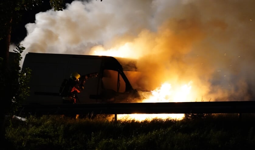 <p>Door de brand werd de bestelbus grotendeels verwoest.</p>