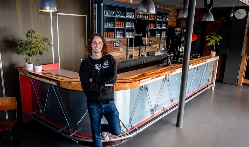<p>Paul van Venrooij voor de bar van Capsloc</p>