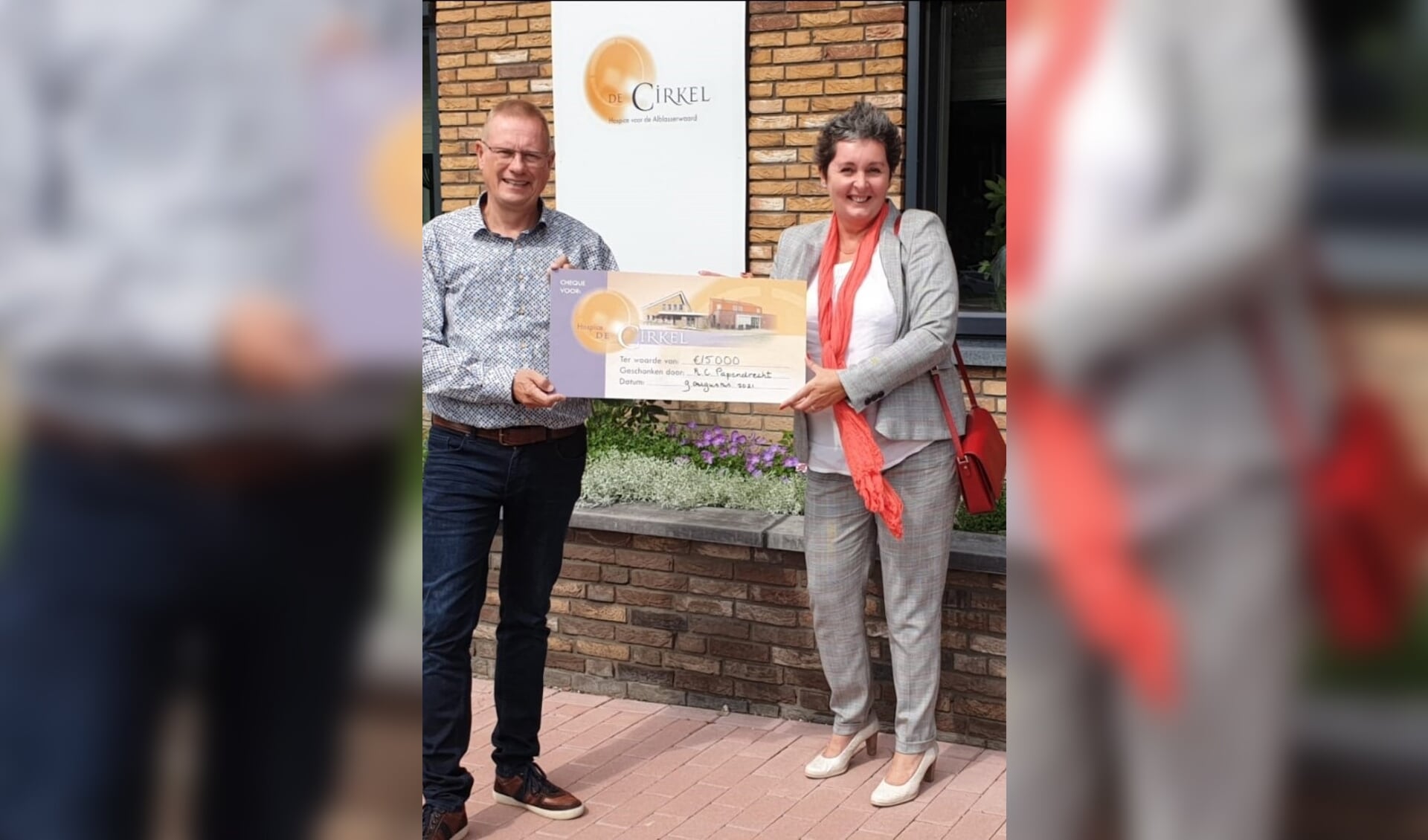 • Op 9 augustus overhandigde Carola van Rijsbergen namens de Rotary Papendrecht de cheque aan Nico van der Veen van de Stichting vrienden van hospice De Cirkel. 