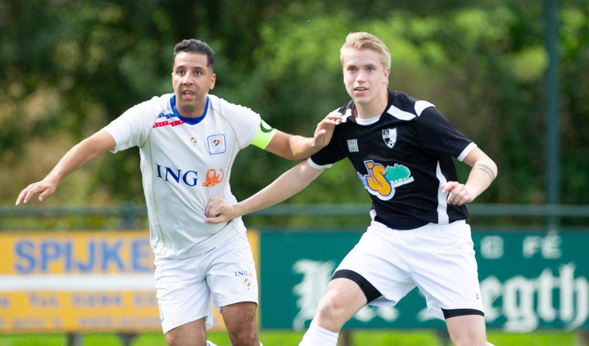 Kevin Jupijn (rechts) met de aanvoerder van FC Breukelen.