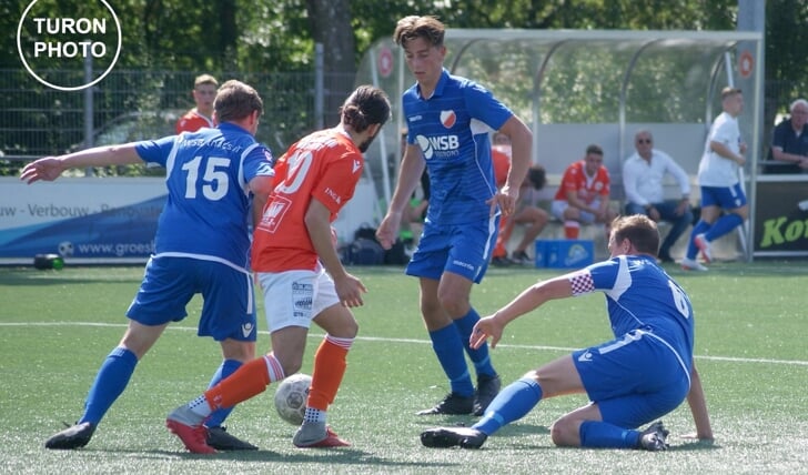 • Oranje Wit - Hardinxveld (1-1).