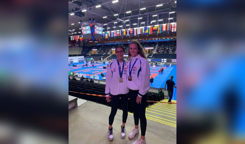 <p><em>Sennah Mamadeus (links) en Robin van Wezel (rechts) succesvol tijdens EJK karate in Finland. </em><br><br></p>
