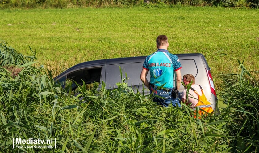 • De bestelbus raakte van de weg en belandde in de sloot.