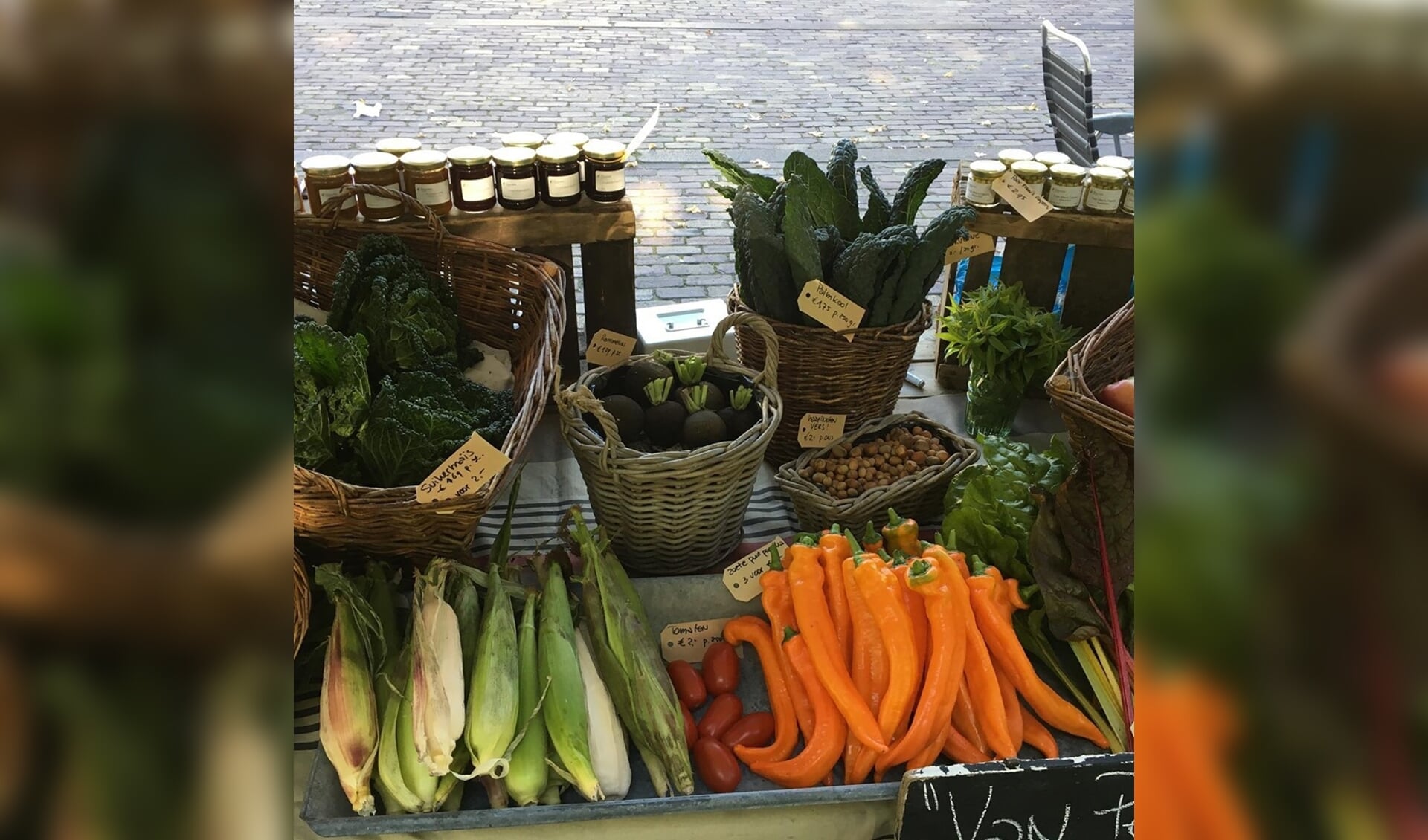 •  Groenten- en fruitkwekerij Van Perkouwse Grond is met een kraam aanwezig op de Oogst- & Streekmarkt.