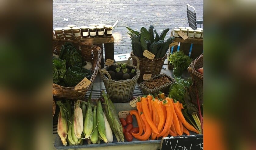 <p>• Groenten- en fruitkwekerij Van Perkouwse Grond is met een kraam aanwezig op de Oogst- & Streekmarkt.</p>