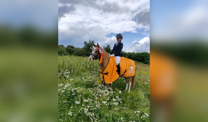 <p>Faye Groeneveld met Rondo Talent.</p>