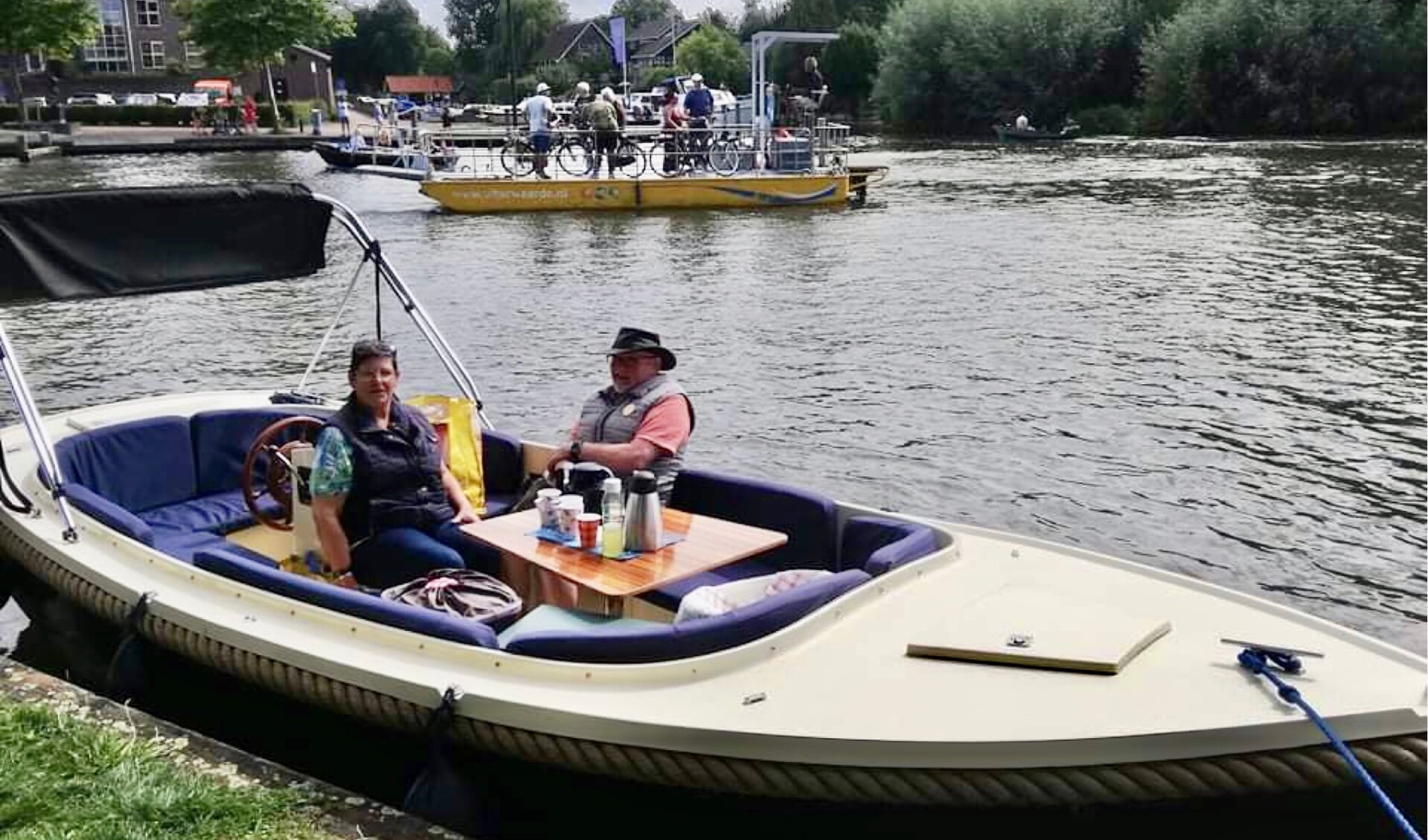 • Jannie en Bert de Jong met op de achtergrond het pontje. 