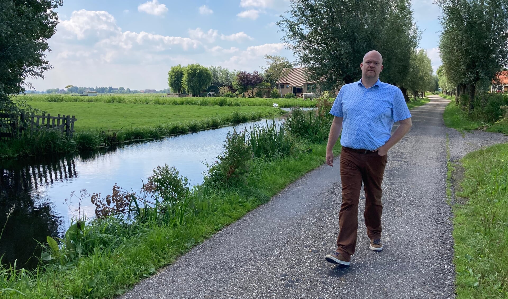 • Pascal van der Hek wandelend in het groene buitengebied van Bergambacht.