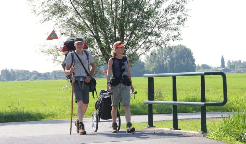 <p>Angela en Joop tijdens hun sponsorwandeltocht.</p>