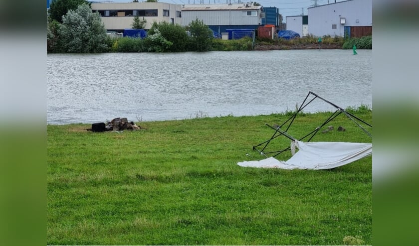 De rommel langs de Hollandsche IJssel.