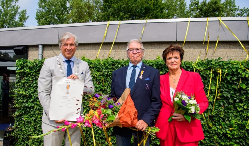 Koninklijke Onderscheiding voor ome Piet die 50 jaar bij Xerxes DZB is.