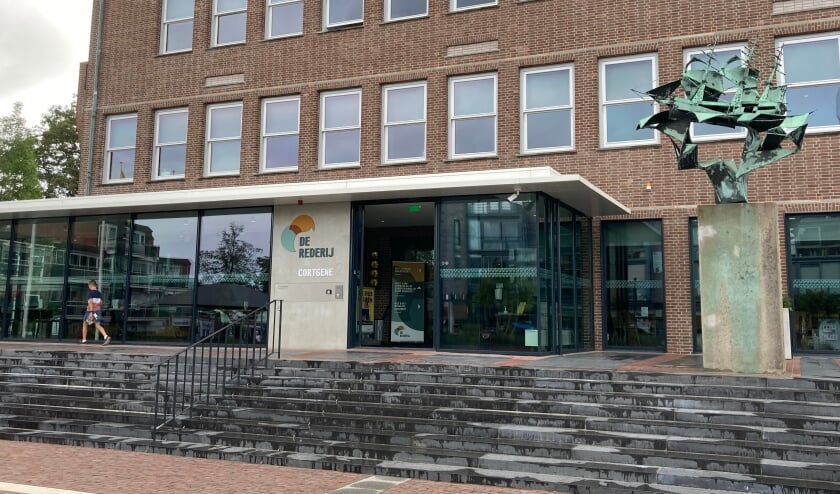 <p>&bull; De bibliotheek is gevestigd in de Rederij.</p>  