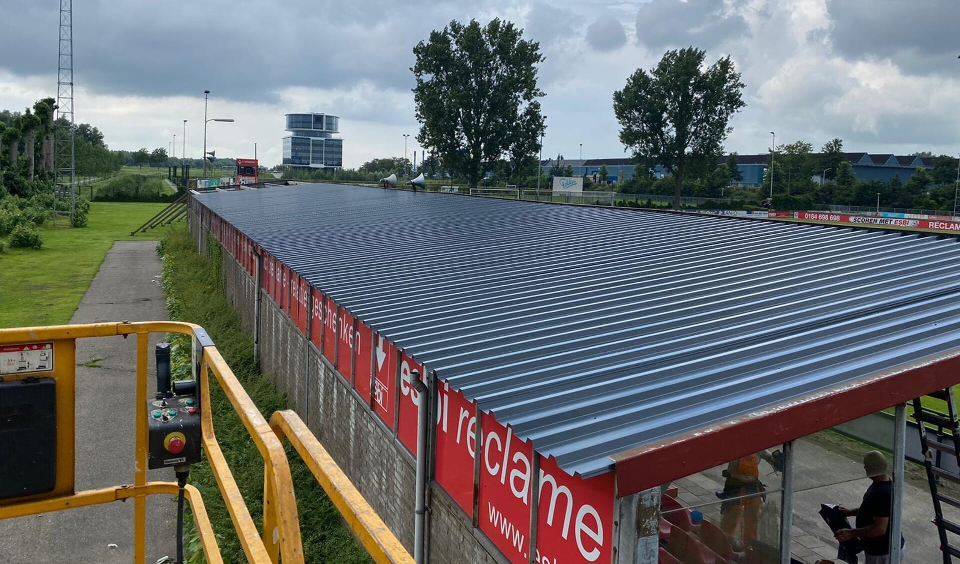 • Medewerkers van een Papendrechts bedrijf plaatsten onlangs een nieuw dak op de hoofdtribune.