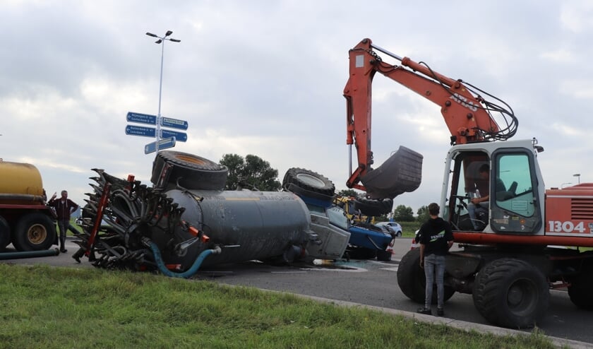 <p>• Tractor gekanteld op rotonde in Vuren.</p>