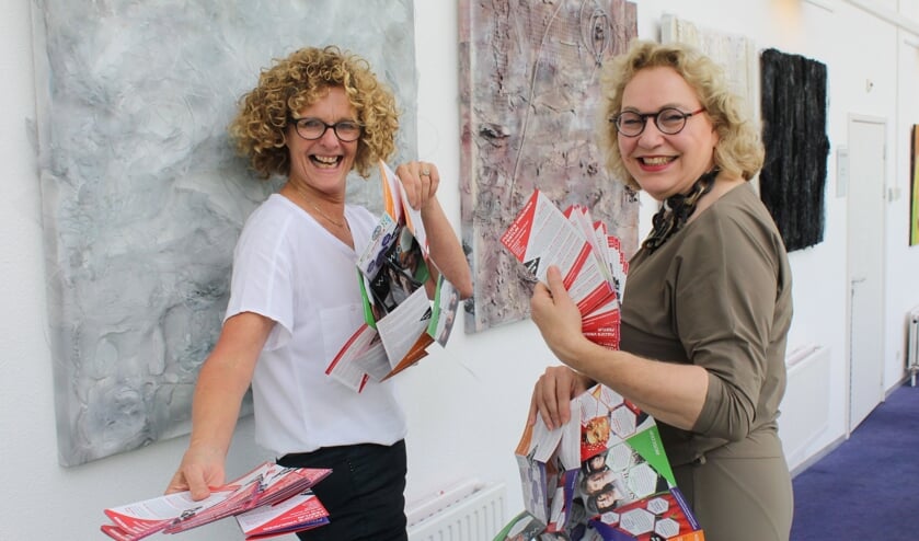 <p>Jeannette (links) en Anastasia met de programmaflyers die in het Fulco en elders liggen om mee te nemen.</p>