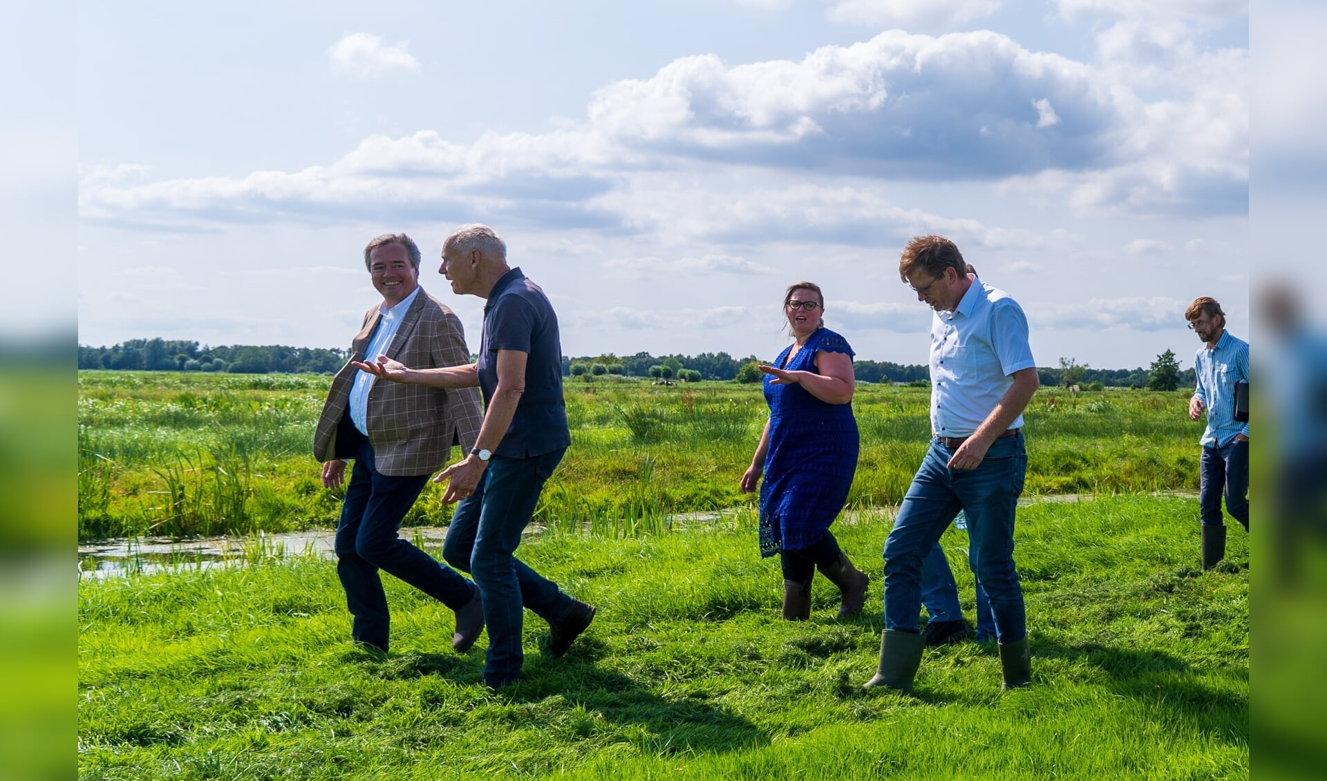 • Gedeputeerde Meindert Stolk tijdens het werkbezoek.