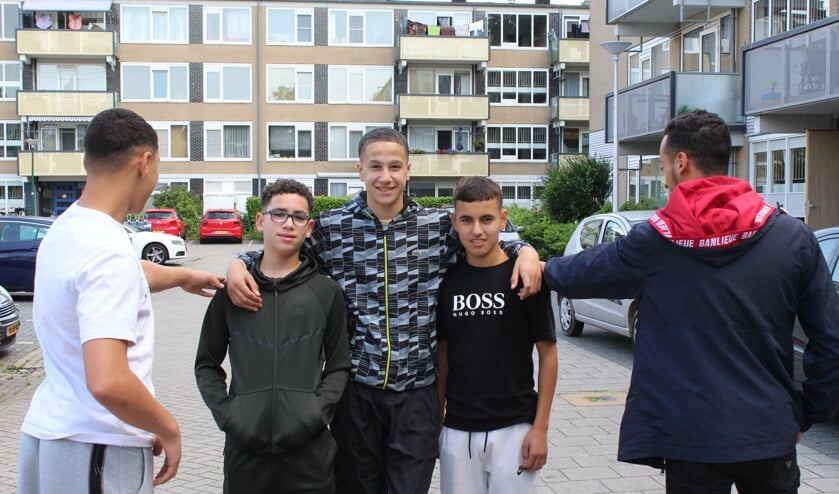 <p>De drie stoere balkonklimmers krijgen de complimenten van twee jongeren uit de groep. Een bedankje van de hulpdiensten of gemeente bleef - tot nog toe - uit.</p>