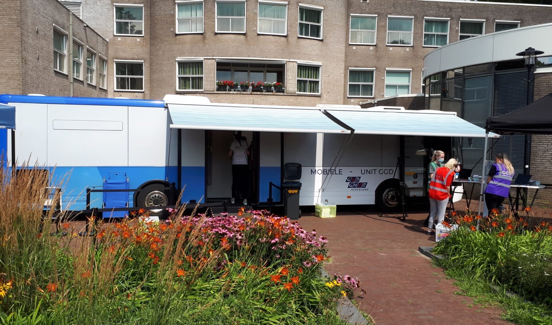 • De prikbus voor het gemeentekantoor in Lekkerkerk.