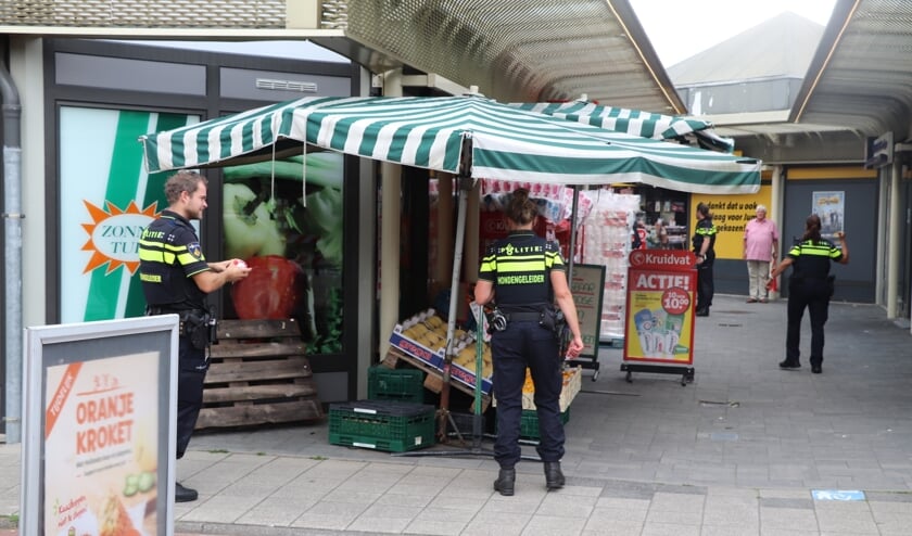 <p>Politie in het Winkelcentrum Achterveld na de overval op het Kruidvat.</p>