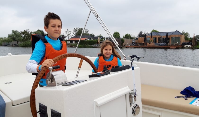 <p>De kinderen mochten zelf aan het roer staan.</p>