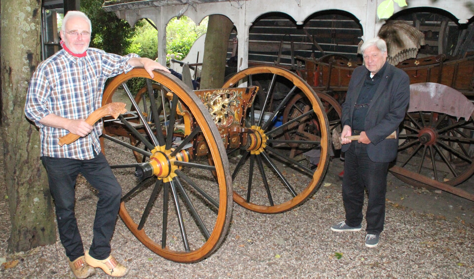 • Jan van Asperen (links) en Arie den Boer van Glijen en Rijen bij Jan’s laatste restauratieproject: een boerenwagen uit 1857.