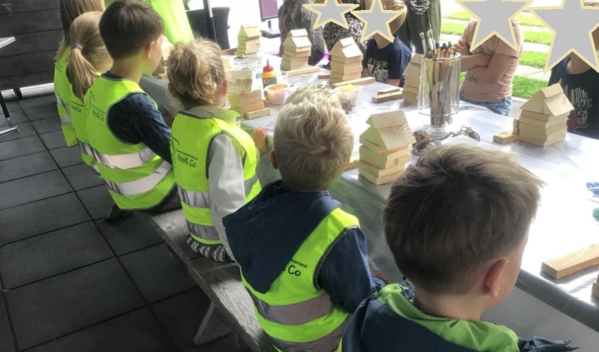 De kinderen van BSO Wielewaal bouwen een insectenhotel.