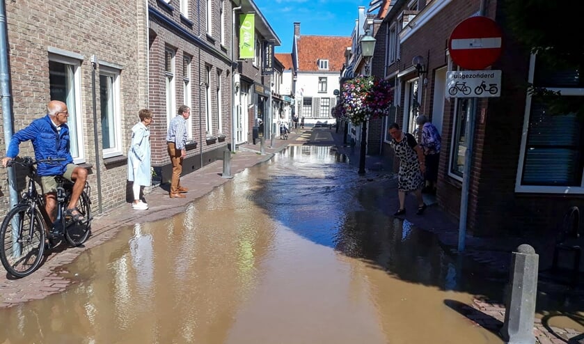 <p>De Keizerstraat na de gesprongen waterleiding.</p>