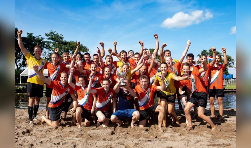 <p>Vreugde bij de Hollandse polsstokverspringers. De overwinning was even ruim als onverwacht.</p>